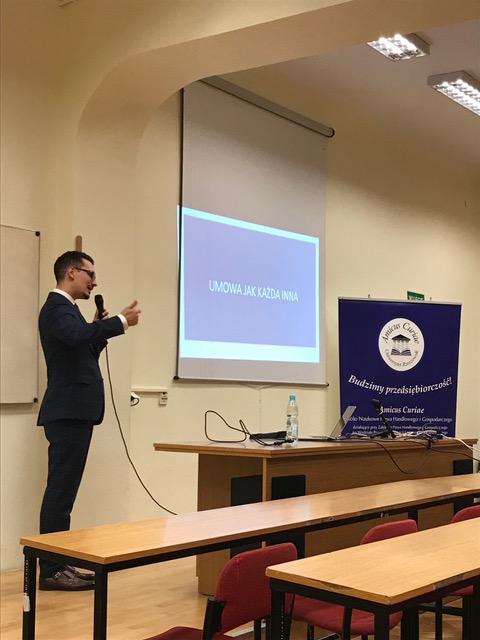 Adwokat Jakub Urban w trakcie wystąpienia na uniwersytecie rzeszowskim opowiada  o warunkach jakie musi spełnić każda umowa by być bezpieczna i ważna.